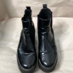 LEATHER ANKLE BOOTS  SIZE 8.5‎
